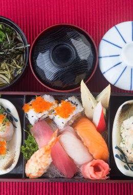 Japon mutfağı. Öğle Yemeği kutu set arka planda