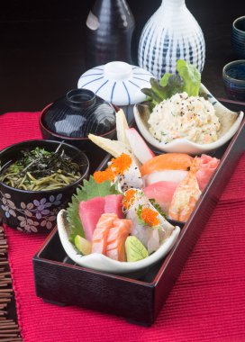 Japon mutfağı. Öğle Yemeği kutu set arka planda