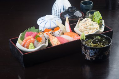Japon mutfağı. Öğle Yemeği kutu set arka planda