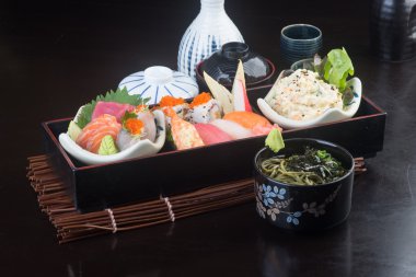 Japon mutfağı. Öğle Yemeği kutu set arka planda