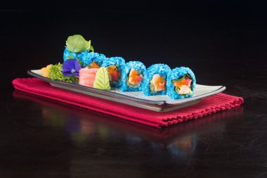 Japon mutfağı. Arka planda suşi var.