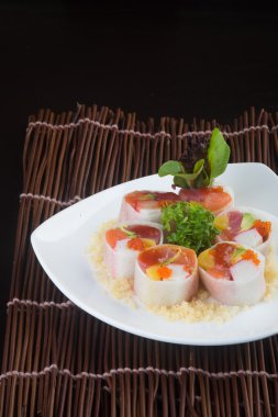 Japon mutfağı. Arka planda suşi var.