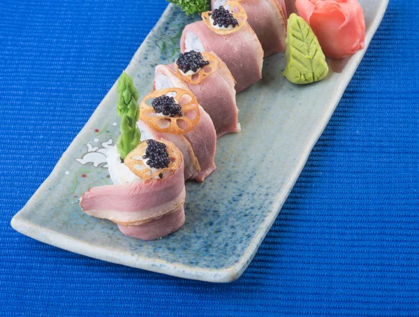 Cucina giapponese. sushi sullo sfondo — Foto Stock