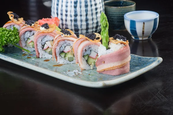 Cocina japonesa. sushi en el fondo —  Fotos de Stock