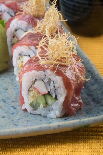 Cozinha japonesa. sushi em segundo plano — Fotografia de Stock