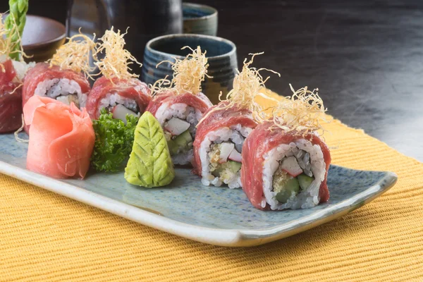 Cozinha japonesa. sushi em segundo plano — Fotografia de Stock