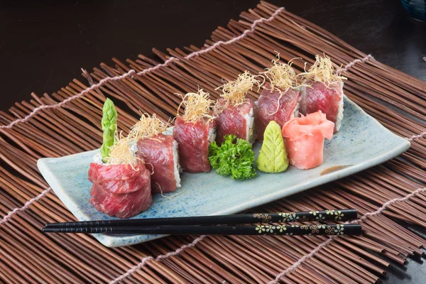 Cocina japonesa. sushi en el fondo — Foto de Stock