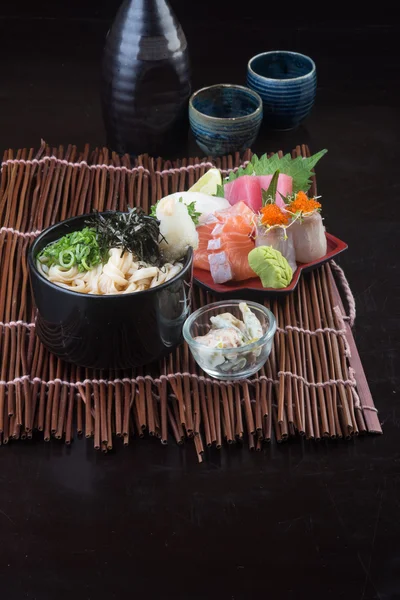 Японская кухня. sashimi на заднем плане — стоковое фото