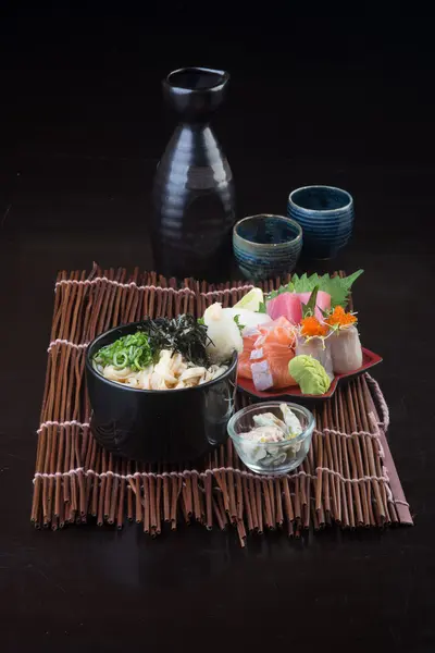 Bucătărie japoneză. sashimi pe fundal — Fotografie, imagine de stoc