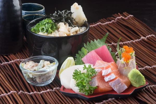 Bucătărie japoneză. sashimi pe fundal — Fotografie, imagine de stoc