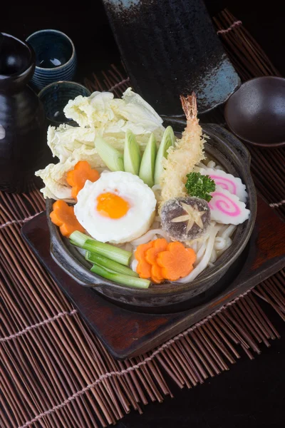 Японская кухня. udon на заднем плане — стоковое фото