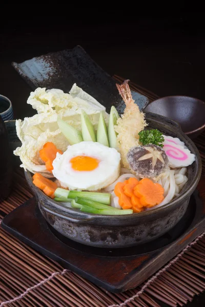 Японская кухня. udon на заднем плане — стоковое фото