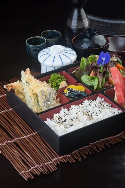 Cocina japonesa. conjunto de caja de almuerzo en el fondo — Foto de Stock