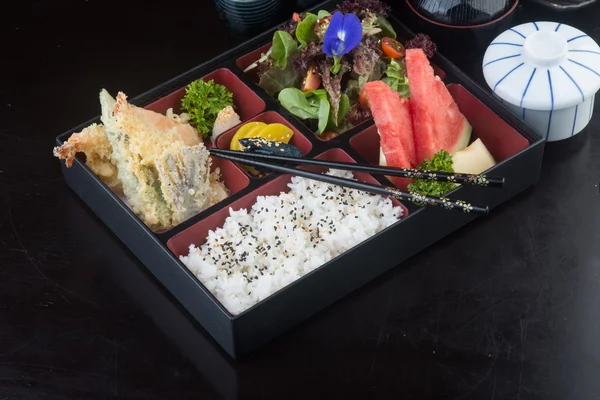 Cocina japonesa. conjunto de caja de almuerzo en el fondo — Foto de Stock