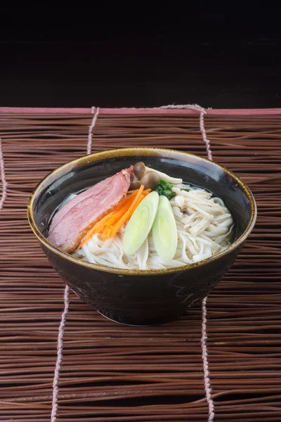 Japanische Küche. udon auf dem Hintergrund — Stockfoto