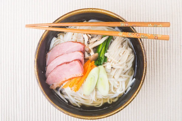 Japanische Küche. udon auf dem Hintergrund — Stockfoto