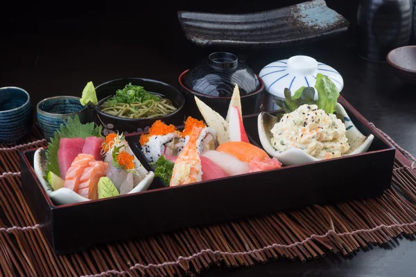 일본 요리입니다. 백그라운드에 런치 박스 세트 — 스톡 사진