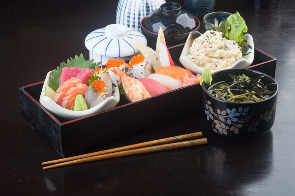 Japonská kuchyně. Oběd box setu na pozadí — Stock fotografie