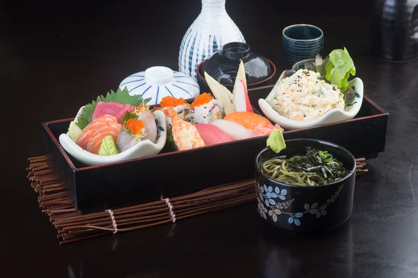 Cocina japonesa. conjunto de caja de almuerzo en el fondo — Foto de Stock