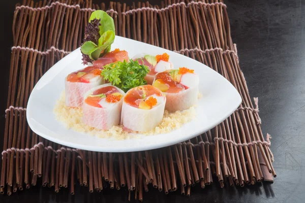 Cocina japonesa. sushi en el fondo — Foto de Stock