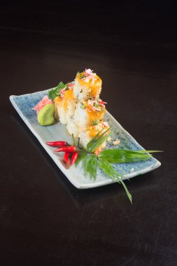 Japon mutfağı. Arka planda suşi var.