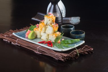 Japon mutfağı. Arka planda suşi var.