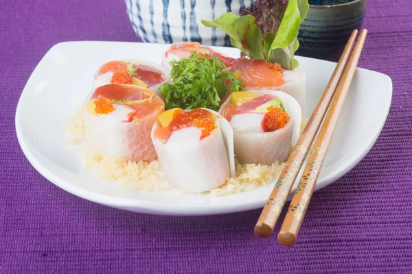 Japanse keuken. sushi op de achtergrond — Stockfoto