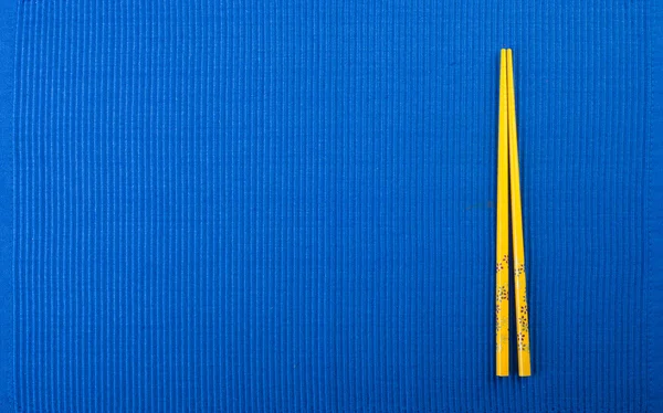 Pałeczki do jedzenia. dwa chopssticks na tle — Zdjęcie stockowe