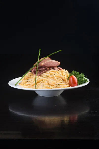 Dania kuchni japońskiej. spaghetti na tle — Zdjęcie stockowe