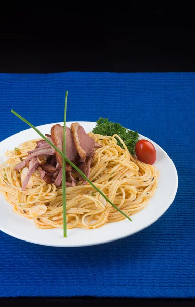 Japanse keuken. spaghetti op de achtergrond — Stockfoto