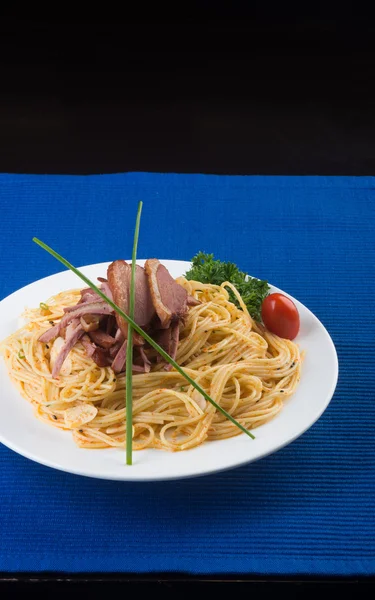 Japanse keuken. spaghetti op de achtergrond — Stockfoto