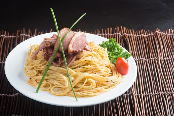 Japanse keuken. spaghetti op de achtergrond — Stockfoto