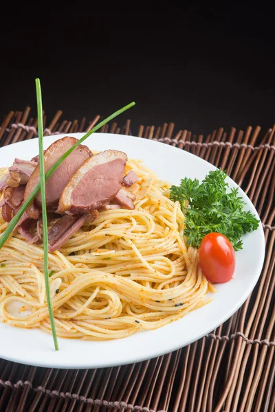 Japanse keuken. spaghetti op de achtergrond — Stockfoto