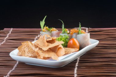 Japon mutfağı. Arka planda suşi var.