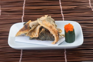 Japon mutfağı. Kızarmış Balık cilt üzerinde arka plan