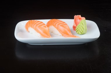 Japon mutfağı. arka planda suşi somon