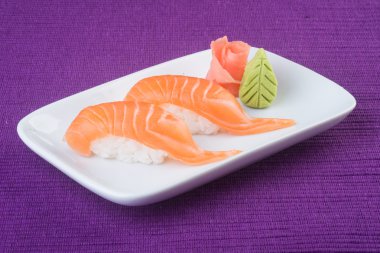 Japon mutfağı. arka planda suşi somon