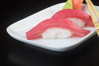 Japon mutfağı. arka planda suşi orkinos