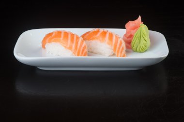 Japon mutfağı. arka planda suşi somon