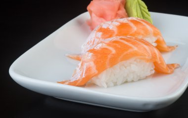 Japon mutfağı. arka planda suşi somon