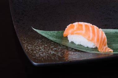 Japon mutfağı. arka planda suşi somon
