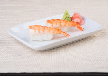 Japon mutfağı. suşi karides arka planda