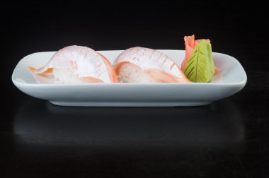 Japon mutfağı. arka planda suşi somon