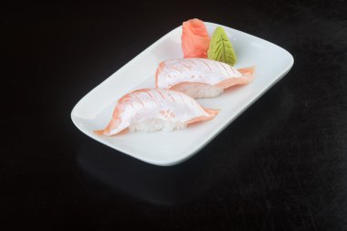 Japon mutfağı. arka planda suşi somon