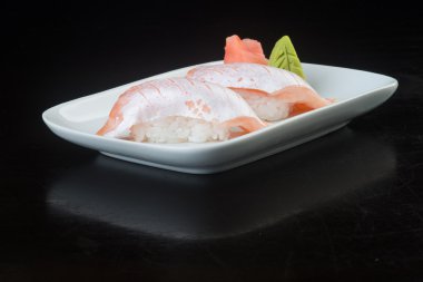 Japon mutfağı. arka planda suşi somon