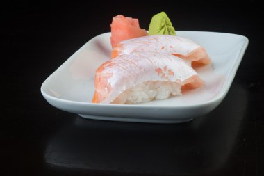 Japon mutfağı. arka planda suşi somon