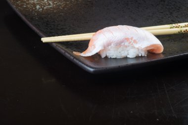 Japon mutfağı. arka planda suşi somon