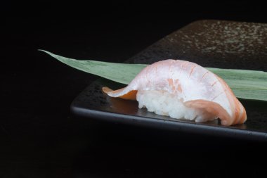 Japon mutfağı. arka planda suşi somon