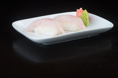 Japon mutfağı. Arka planda suşi var.