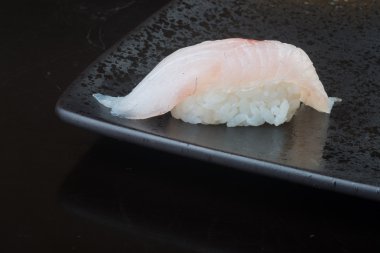 Japon mutfağı. Arka planda suşi var.